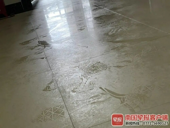▲10月20日，南宁市兴宁区一住宅楼楼道内，出现回南情况。南国早报记者 邹财麟摄