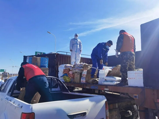 △&nbsp;工作人员正在运输应急救灾物资