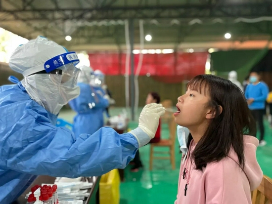 2021年4月6日，瑞丽城区民众接受第二轮核酸采样检测。