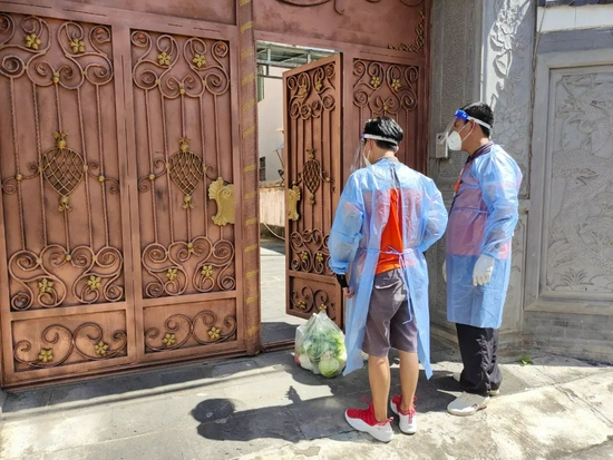 　　2021年7月7日0时起，瑞丽因疫情对主城区实行封闭管理，所有市民居家隔离，生活物资由瑞丽市新冠肺炎疫情防控工作指挥部组织保供企业配送到户。