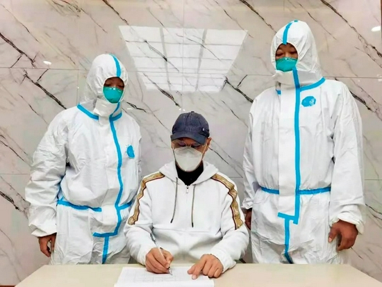  10月7日，从境外飞抵福建厦门后，魏奇（中）进行了21天的隔离。图/中央纪委国家监委