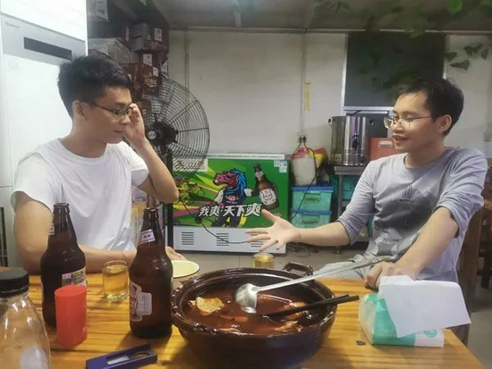  △唐尚珺和何汉立（右）在猜拳