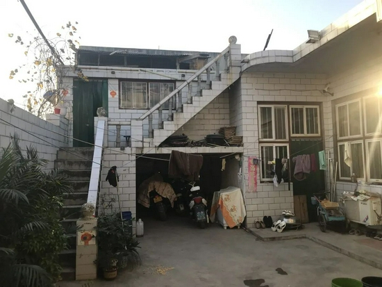 11月14日，赵冯冯家庭院整洁，角落的花盆里种着花草。新京报记者 聂辉 摄