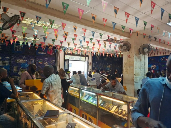  彭昌国在卢本巴希租下几个店面售卖手机。受访者供图