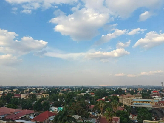  卢本巴希的房屋多是三四层的建筑。受访者供图