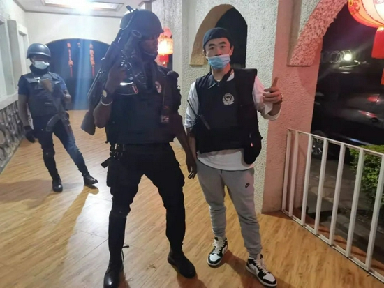  夏茂山与联防队队员的合影。受访者供图