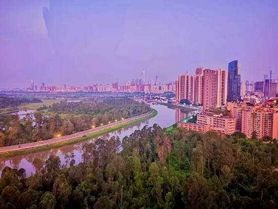　　深圳市地下富水性不高，水资源蕴藏量较低。此外其市内小河沟多，河流径流量小。因此虽降雨较多，但仍属于严重缺水城市。图为深圳罗湖区与香港交界处一条河流。《财经》记者 焦建/摄