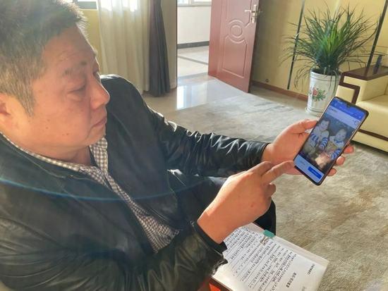 胡明手机里一直保存田琼英子女的照片 11月27日 新京报记者&nbsp;王霜霜&nbsp;摄