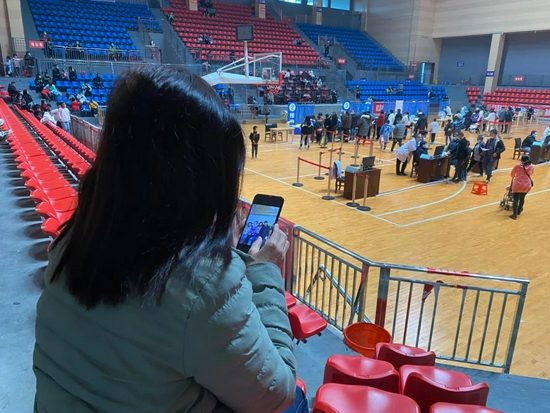 儿子离开后，田琼英看一家人的合照。11月29日 新京报记者&nbsp;王霜霜&nbsp;摄