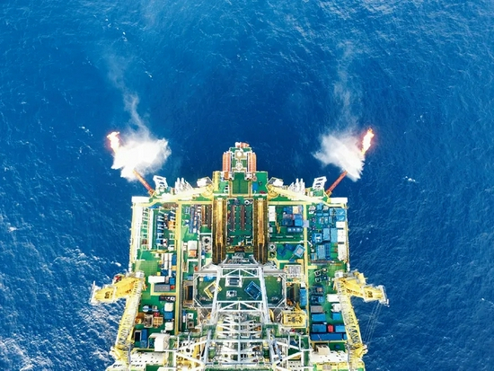 我国加快发展新能源和可再生能源，能源消费结构不断优化。2020年，我国率先实现水平井钻采深海“可燃冰”。图为我国海域天然气水合物第二轮试采平台“蓝鲸2号”喷出双火焰（2020年3月25日摄）。新华社发　广州海洋地质调查局供图