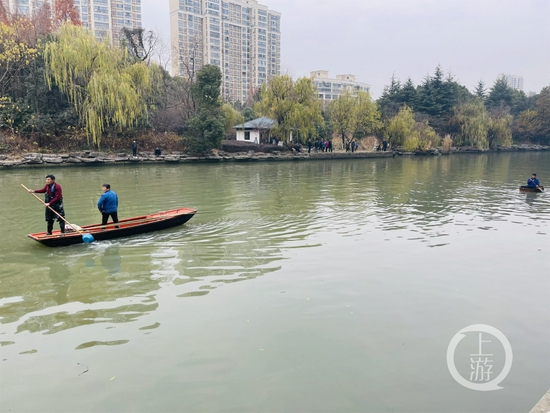▲12月16日，江苏无锡，救援人员找来附近渔民帮助在事发水域进行排查。摄影/上游新闻记者 时婷婷