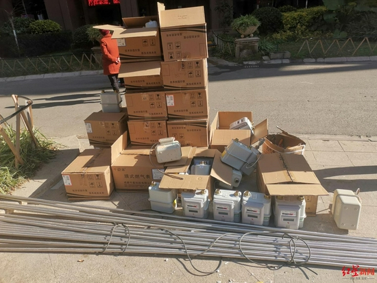 ▲小区正在进行燃气改造。