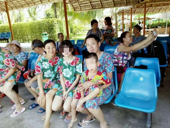  旅行时的孙悦，小弟弟孙辉与父母。受访者供图