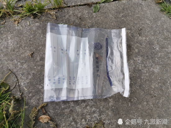 物证封装袋。图/九派新闻 王佳箐