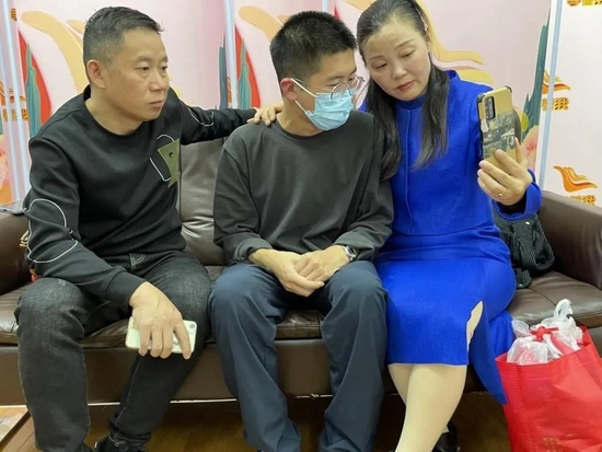  认亲后，孙卓和父母跟奶奶视频通话。