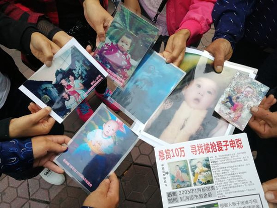 梅姨”案部分家长出示被拐儿童照片。本文图片均为澎湃新闻记者 朱远祥 资料图&nbsp;