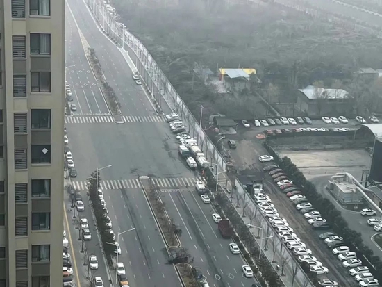 杨颖从家里窗户望出去，街上空荡荡，只有一排排停放的车辆