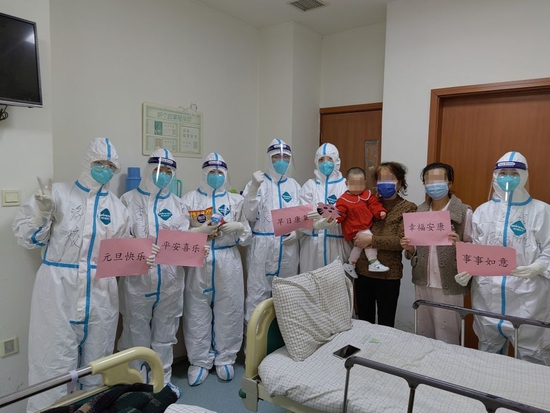 西安市胸科医院病房内，医护人员与即将出院的患者合影。（受访者供图）