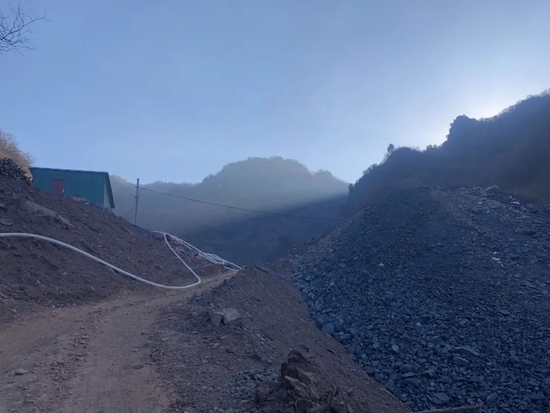  事发后，与里册峪村隔了几个山头相邻的另一个村庄的矿山，也在进行整顿。