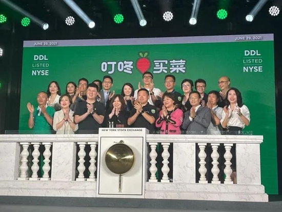  ·叮咚买菜创始人梁昌霖敲钟现场。（图片来源：每日经济新闻）