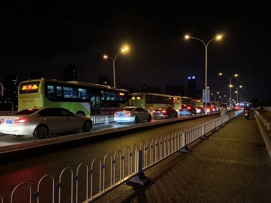 燕郊通往北京的检查站堵长龙&nbsp;© 葛宇路