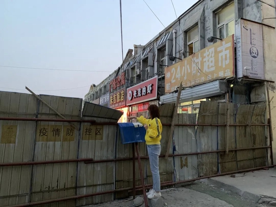 燕郊城中村隔着围墙取外卖 © 葛宇路