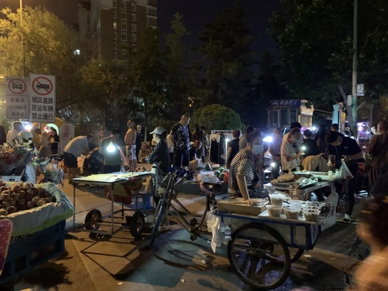 街道上摆满摊位 © 葛宇路