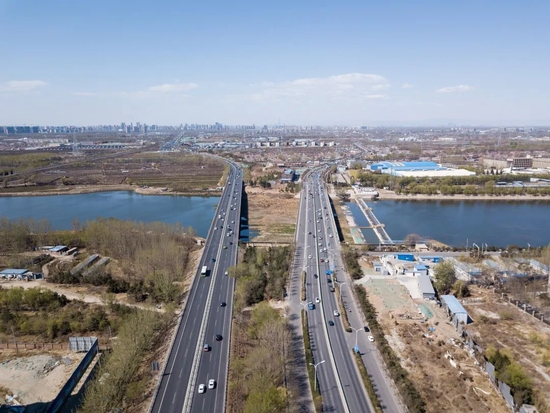 从燕郊通往北京的路 © CFP