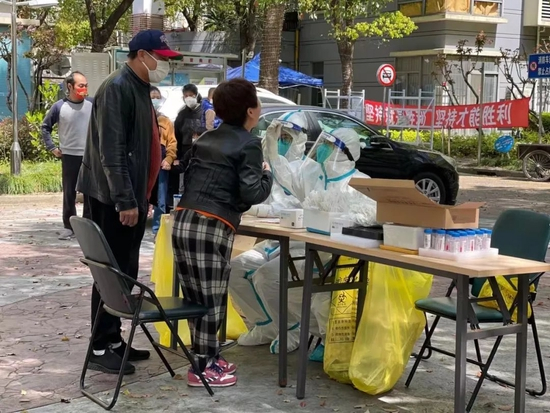  ▲来自宁波市医疗中心李惠利医院的大白给闵行一小区居民做核酸。