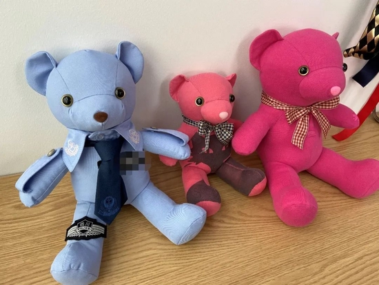  用警服制作的思念熊（受访者供图）