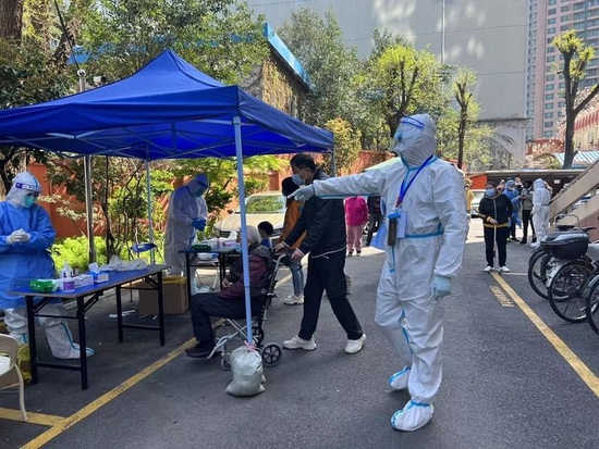  上海市徐汇区徐家汇街道石油公寓志愿者张勇帮助社区进行核酸筛查（受访者供图）