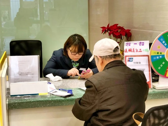 　　这次无法取款事件发生后，人们才发现原本囿于当地县城或乡镇的小银行，早已借助互联网平台走向全国（图|视觉中国）