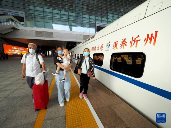 乘客在山西太原南站准备乘坐D5306次动车组列车（2022年7月4日摄）。新华社发（张炯摄）