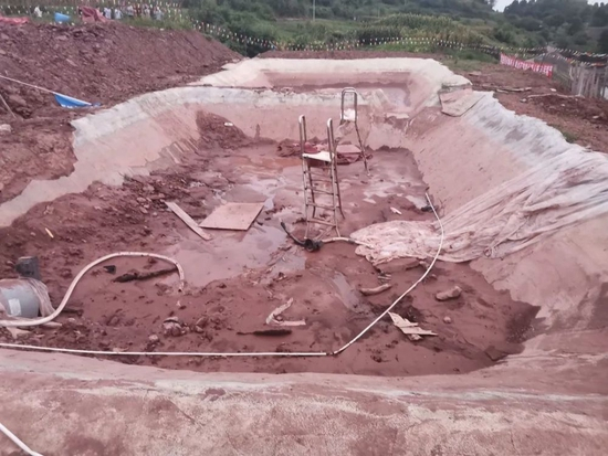 　蓄水池，位于游乐中心背面的半坡，下方是河道。