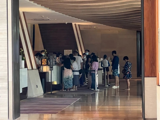 ▲奥斯汀酒店内退房游客排队续住&nbsp;来源：受访者供图（中新经纬）