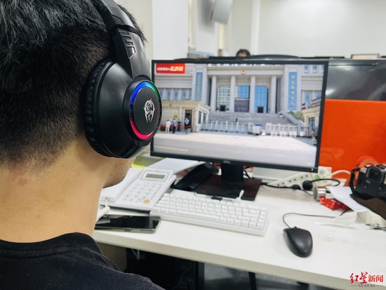  ↑2022年8月18日，北京，市民关注劳荣枝案二审开庭网络直播。图据视觉中国