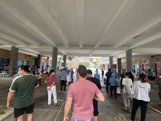 医疗队来了以后的全员核酸，好几个队，排得很快&nbsp;|&nbsp;受访者供图