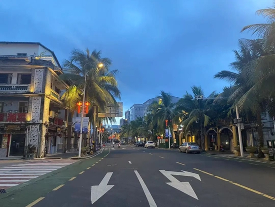 8月17日，博鳌镇政府门前最繁华最重要的商业街滨海路，街上没什么人 |&nbsp;受访者供图
