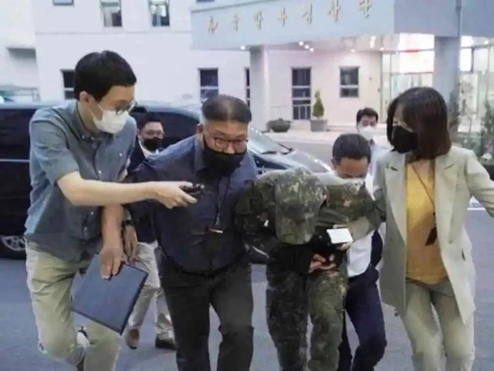 　被带到军事法庭参加听证会的涉事张中士