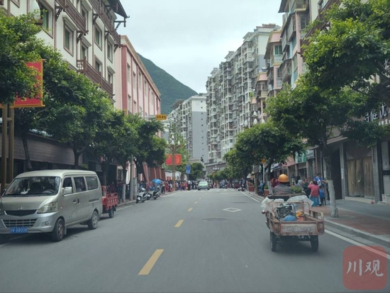 9月5日15时许，泸定县城秩序井然。川观新闻 图
