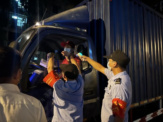 保卫人员对入校车辆进行查验