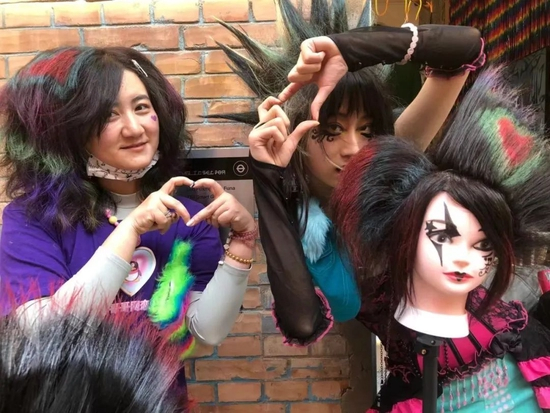 艺术家叶甫纳（左）