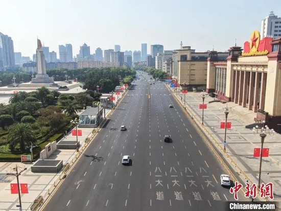  图为航拍南昌城区主干道之一的八一大道两旁的路灯上悬挂着鲜艳的国旗。刘力鑫　摄