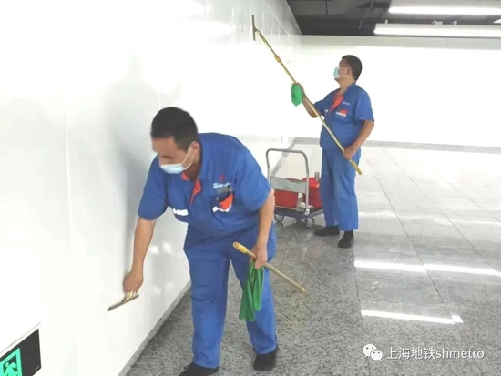  保洁人员做好卫生工作