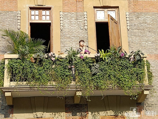 女歌手在张园阳台唱歌