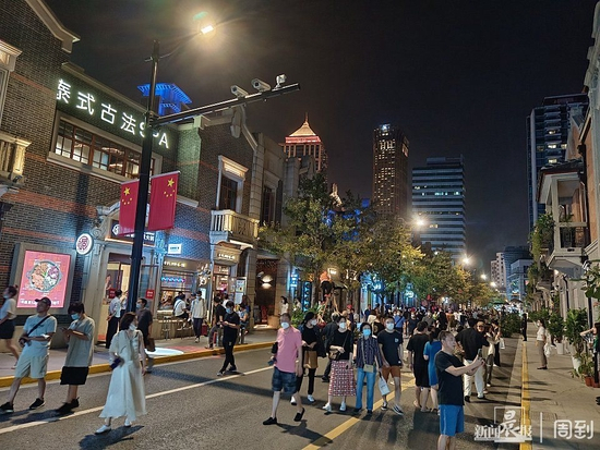 国庆期间晚上的茂名北路步行街