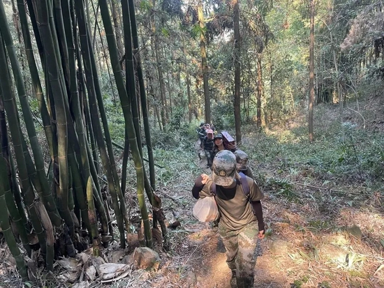 重庆市北碚区“朝阳大妈”志愿服务队为山火救援一线提供后勤保障与服务