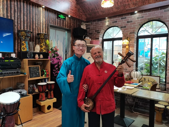  小刘与外籍艺术家交流互动