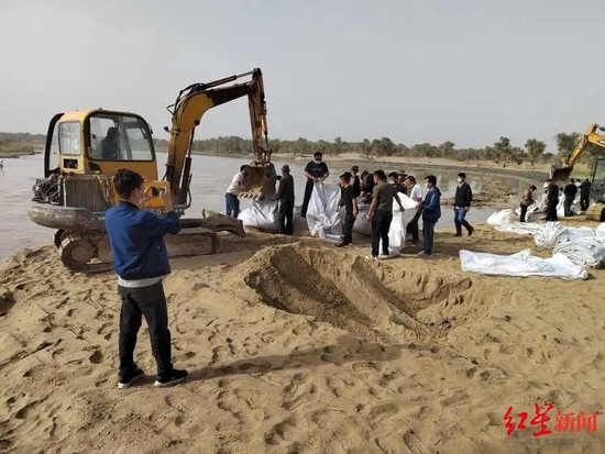 ↑9月以来塔里木河流域出现警戒洪水，当地工作人员围堵河道决口，防止大量洪水流入沙漠。图据中国气象局