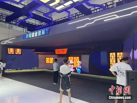 资料图。5G应用展示。中新网记者 吴涛 摄